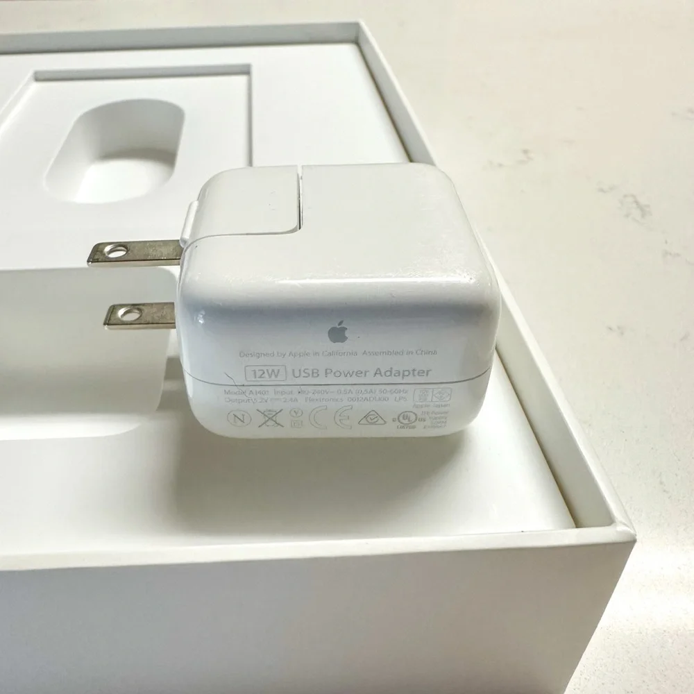 iPad Air 1st Gen 📱 16GB Wi-Fi + Box, Adapter, & Bonus Case – Good Condition! - Picture 9 of 11